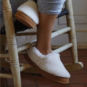 Acorn Women's Classic Moccasin Slipper Ivory Suede Popcorn Size US:5-6